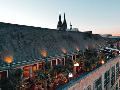 Rooftop und Feuerwerk direkt am Rhein in Köln